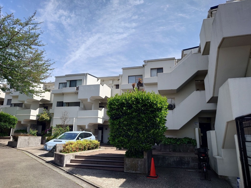 京浜東北線「山手」駅まで徒歩7分。3階建て最上階、南東向きのお部屋です。