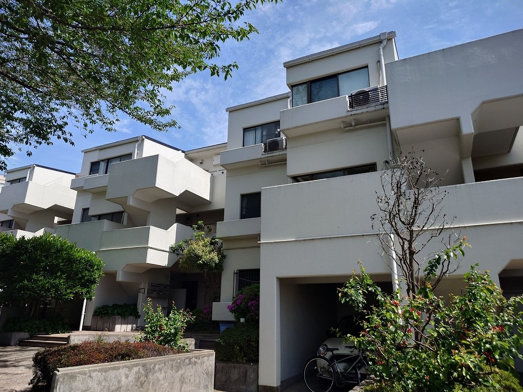 第一種低層住居専用地域に佇む低層マンション。緑を眺めながら過ごせる落ち着いた住環境です。