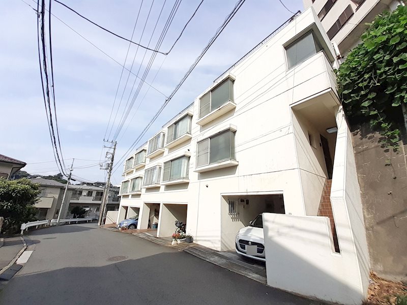 一戸建て感覚でお住まいいただける、メゾネットタイプの角住戸！