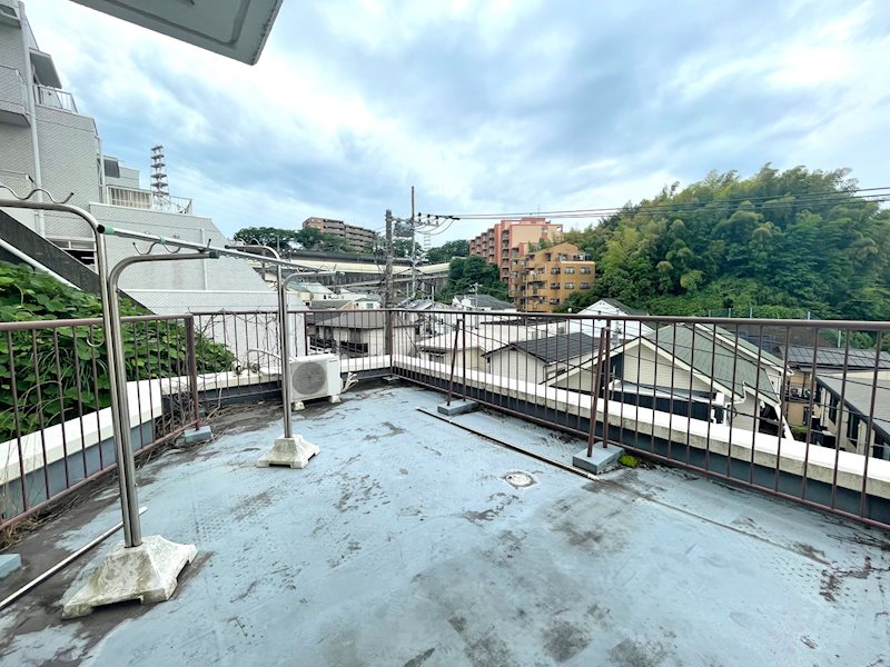 周囲に高い建物が少なく、心地よい風が吹き抜ける開放的なプライベート空間。