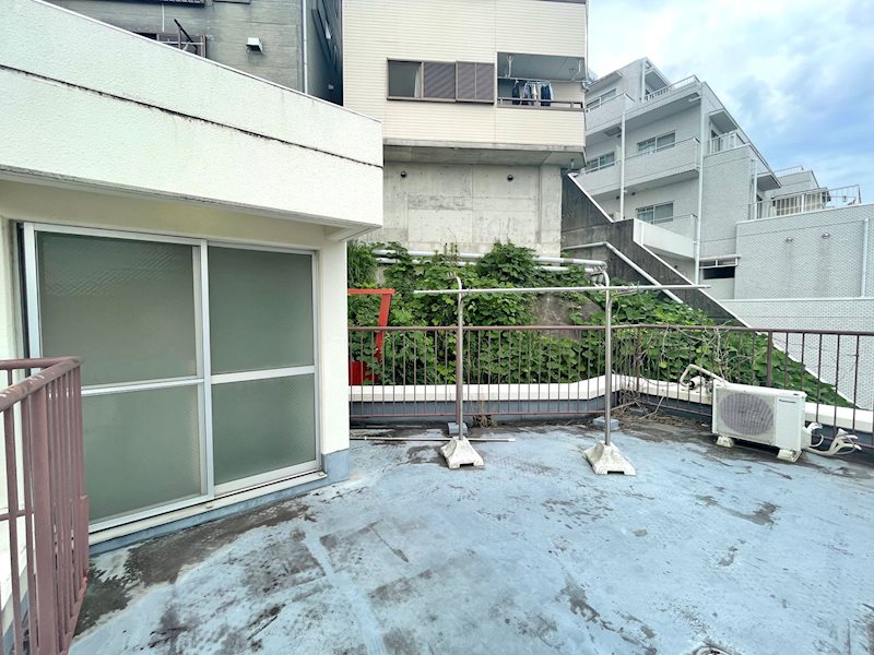 洗濯物を干すだけでなく、ウッドデッキを敷いてアウトドアリビングを楽しんだり、お子様のプール遊び・・・