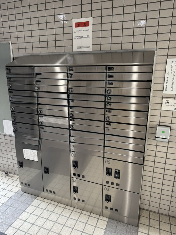 不在時や非対面で荷物を受け取れる宅配ボックス付き。