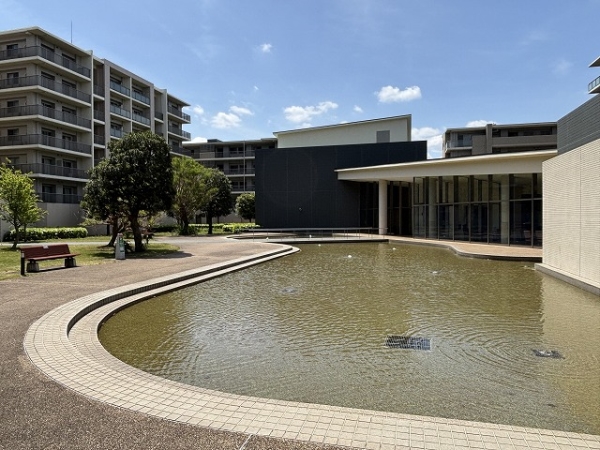 水辺のあるサロンホール棟