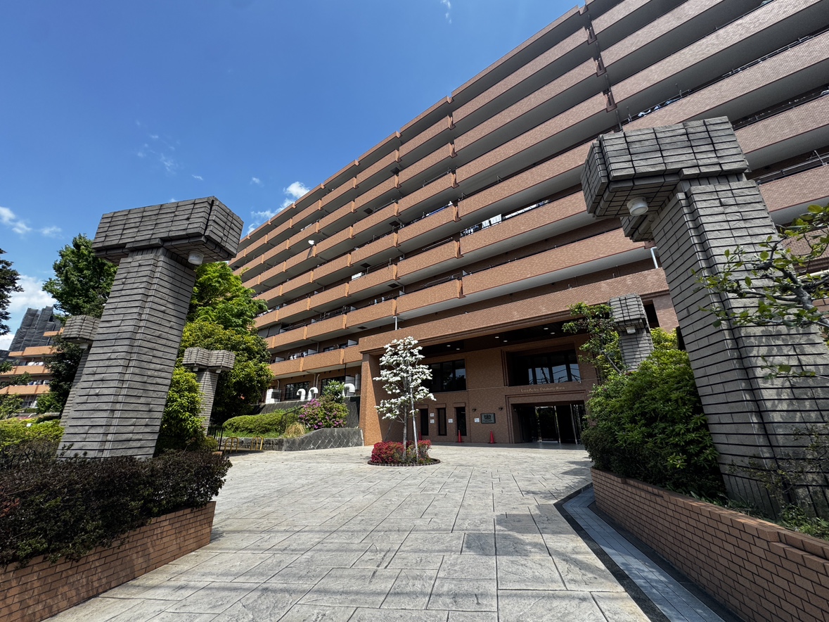 【ライオンズガーデン横浜蒔田】横浜市営地下鉄ブルーライン「蒔田」駅まで徒歩11分の立地。総戸数185戸の大規模マンションです。11階部分・東向き住戸につき陽当たり良好。