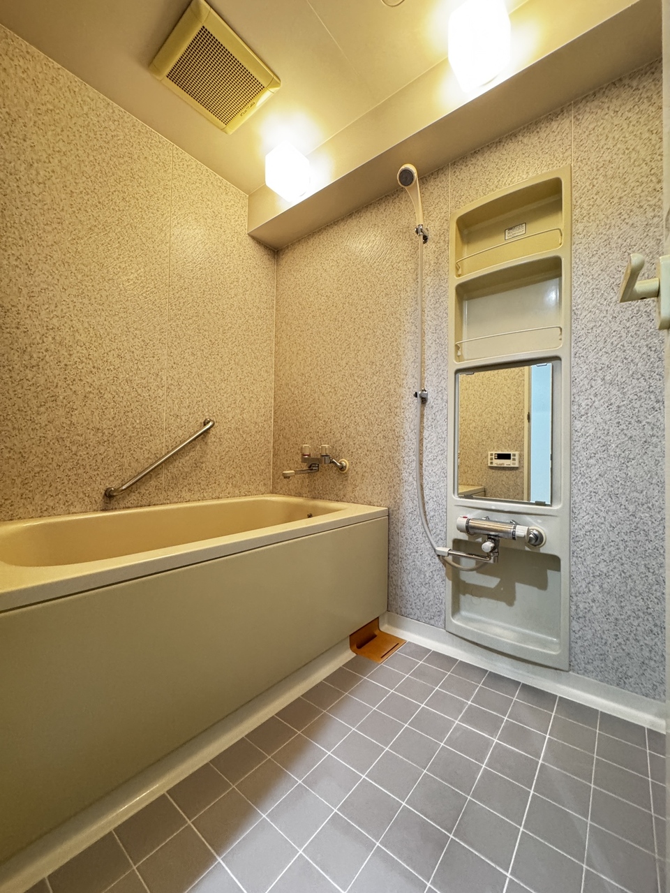 【浴室】1日の疲れを癒やしてくれる浴室です。肩まで浸かり、しっかり体を温められそうです。動作をサポートしてくれる手すりが設置されています。