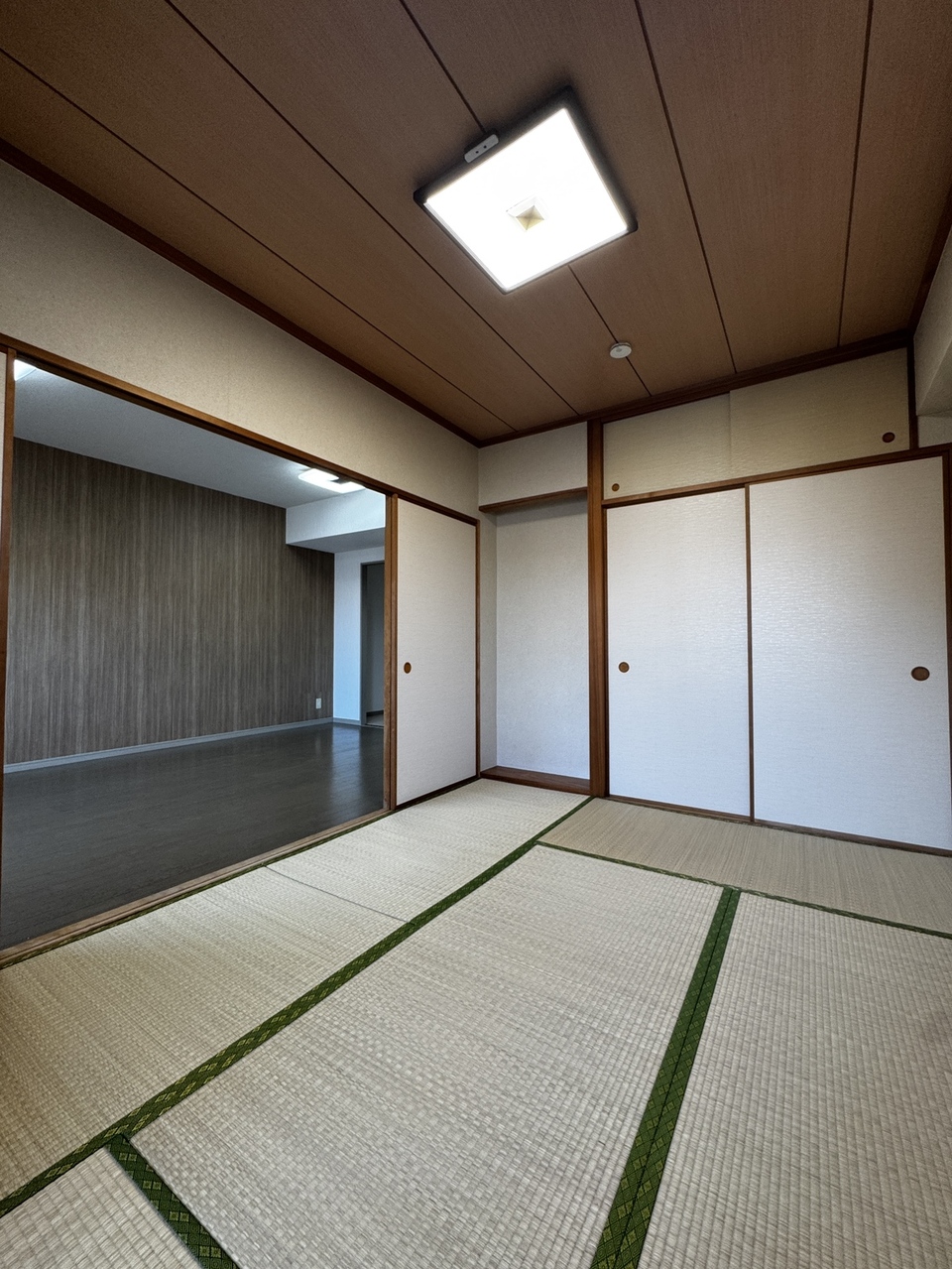 【和室】来客の際には客間として、普段はお子さまの遊び場やお昼寝スペースとしても活用できます。季節物やお布団をすっきりと収納できる押入れが備わっています。