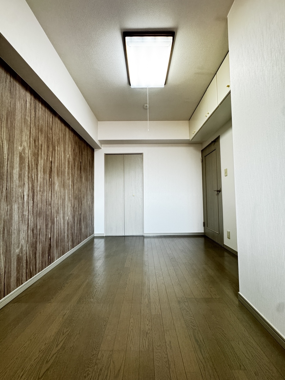 【洋室/約6.1帖】西側の窓からあたたかな陽光が注ぐ洋室。クローゼットや吊り戸棚付きのため、住空間をすっきりと保てます。