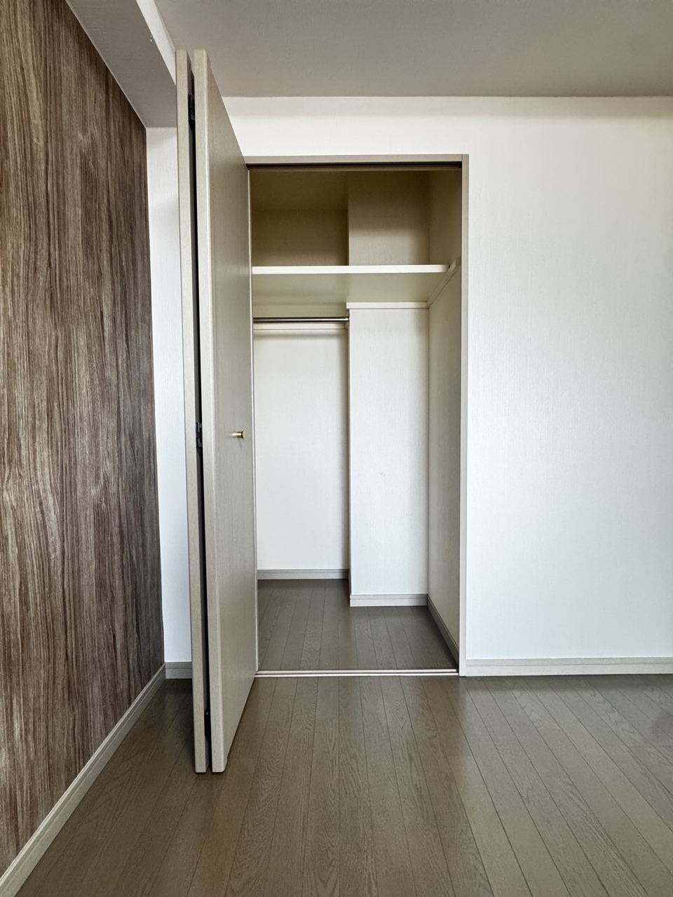 【クローゼット】約6.1帖の洋室には、ハンガーパイプ付きのクローゼットが備わっています。丈の長いコートやワンピースもシワになりにくく収まる高さ設計です。