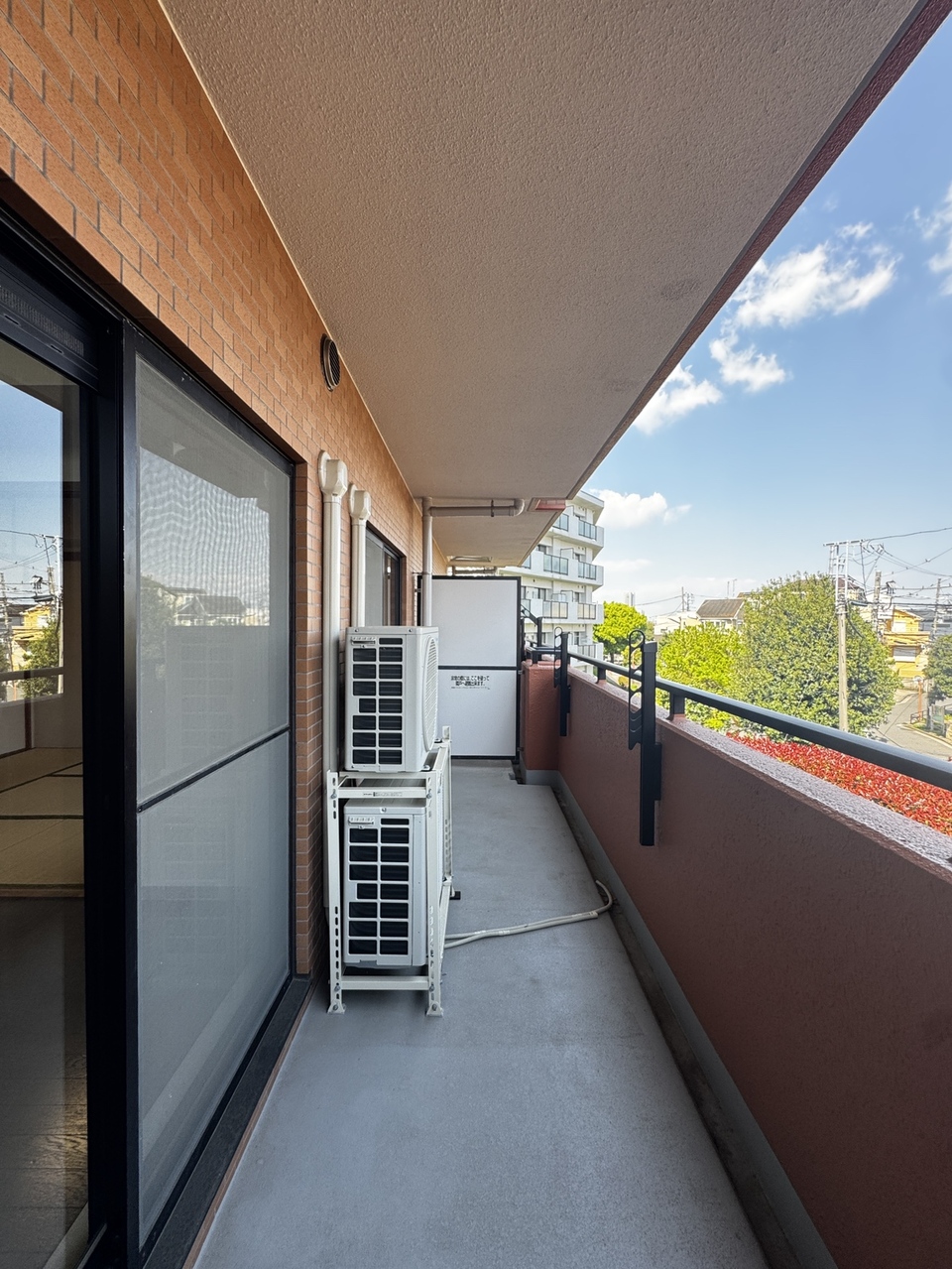 【バルコニー】物干し金物が備わった東向きのバルコニーは、朝日が差し込む心地よい空間。LDKと和室の両方から出入りが可能です。