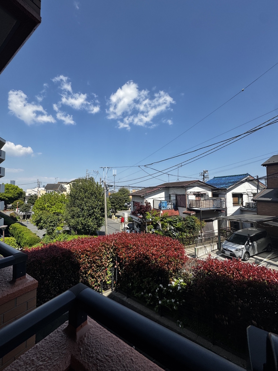 【住戸からの眺望】周囲には住宅が立ち並び、穏やかな景色が広がります。晴天時には爽やかな青空を楽しめそうです。※眺望は将来に渡って保証するものではありません。