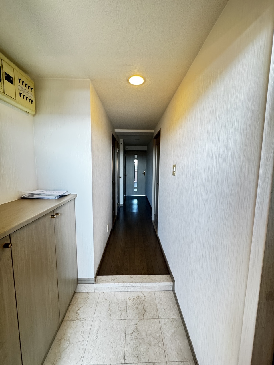 【玄関】シューズボックスが備わった玄関です。ボックス上のスペースには、お気に入りの雑貨やご家族の思い出写真などを飾って楽しめます。