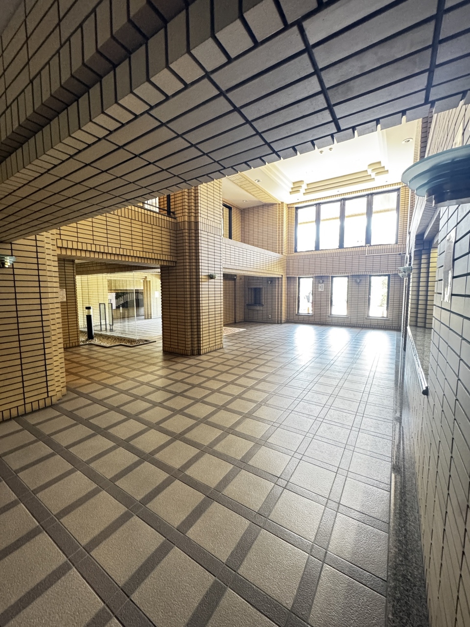 【エントランス】窓から自然光が差し込む、明るいエントランス。居住者やゲストを温かく出迎えてくれます。