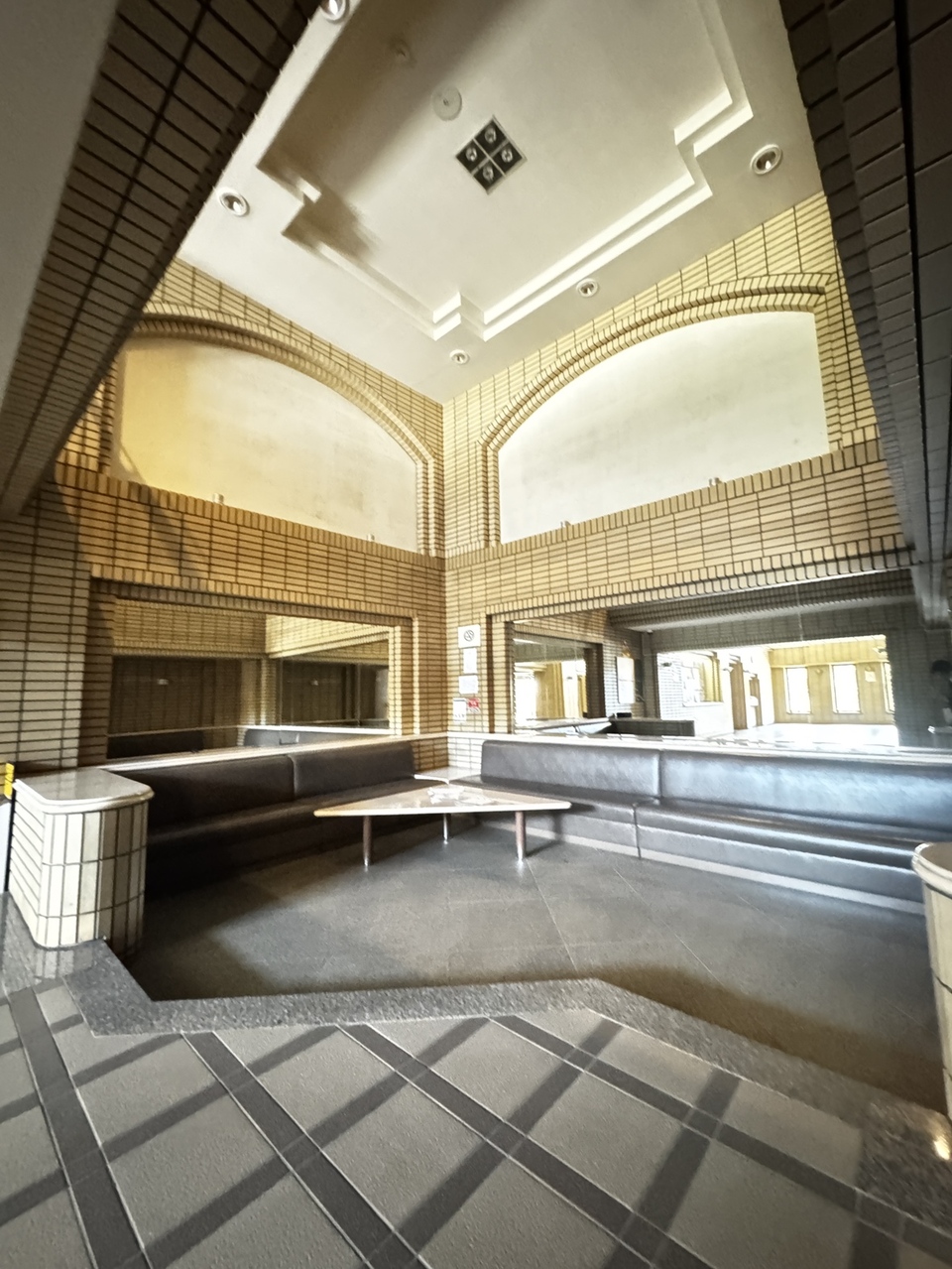 【エントランス/ロビー】ホテルのようなゆとりある広さのロビー。ソファが設置されているため、ご家族との待ち合わせや居住者同士の交流の場としても活用できます。