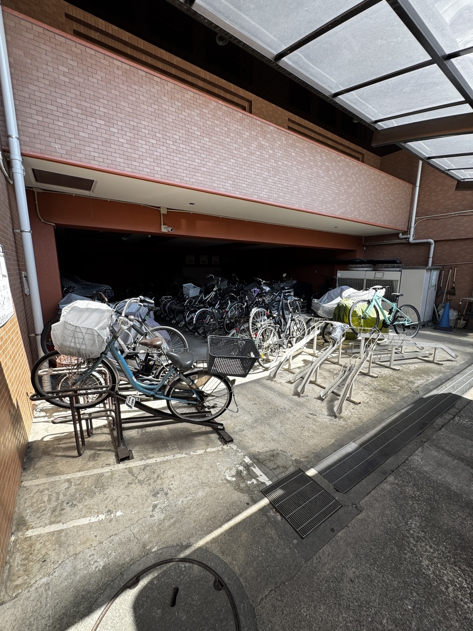 【駐輪場】自転車の転倒リスクを軽減できる、ラック付きの駐輪場です。屋根があるので、雨の日でも乗り降りがしやすいです。