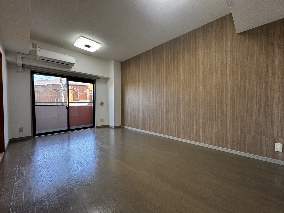 【LDK】約8.9帖のLDは東向きバルコニーに面しており、豊かな陽光が注ぎます。木の温もりを感じる落ち着いた空間で、ご家族団らんの時間をゆったりとお過ごしいただけます。