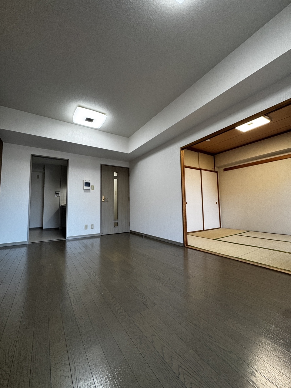 【LDK】LDKに隣接した和室の引き戸を開放すれば、より広々とした空間として利用できます。ライフスタイルやシーンに合わせて使い分けがしやすい設計です。