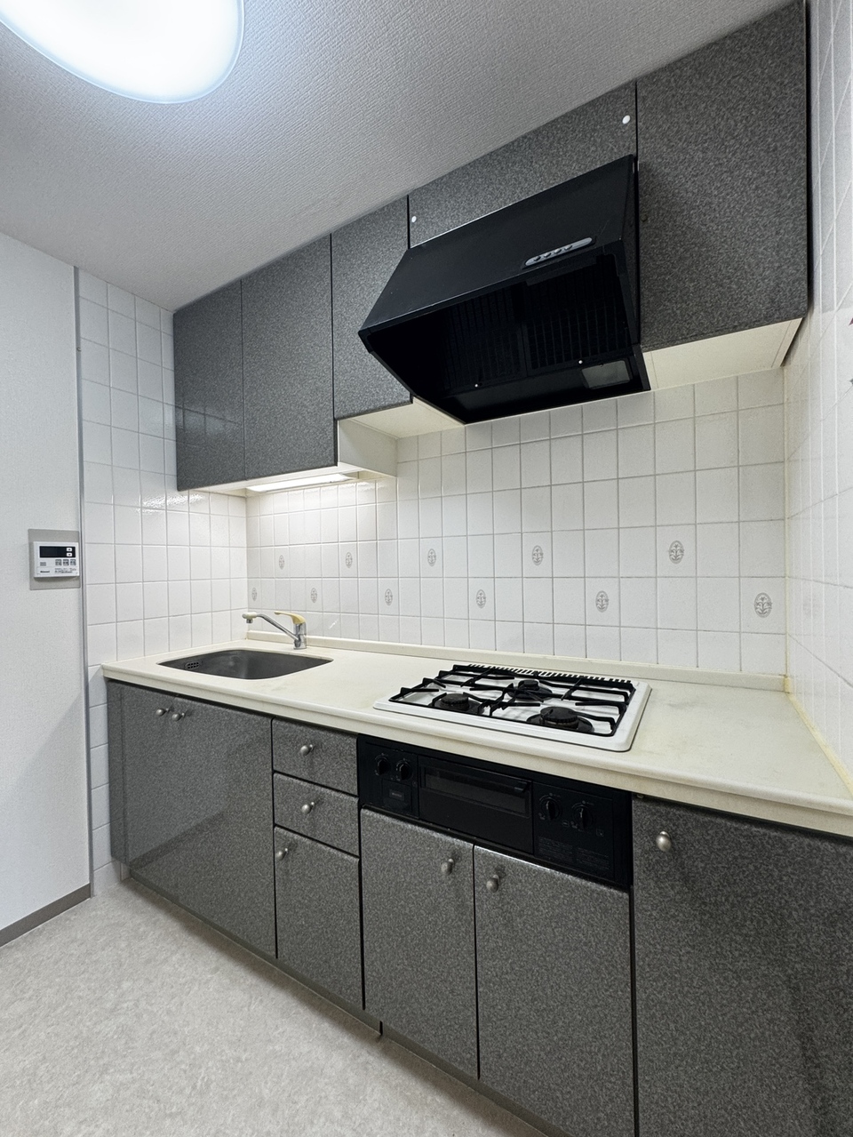 【キッチン】グリル付き3口コンロが備わり、同時調理もスムーズに行えます。焼き物から煮込み料理まで幅広く対応できるため、お料理のレパートリーが増えそうです。