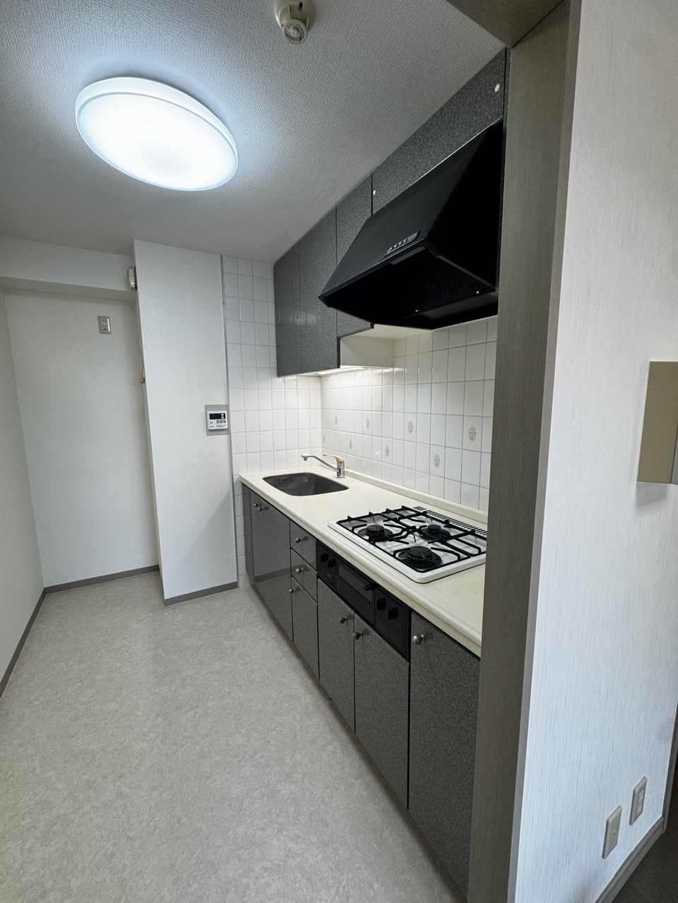 【キッチン】LD側からは見えにくい造りのクローズドキッチン。壁付けタイプのため、揚げ物や炒め物の際に油ハネをしてもサッと拭き取れます。