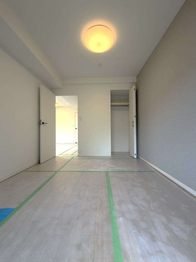 【洋室/北東側約5.5帖】LDKと開き戸で隣接しており、個室として使用できます。主寝室におすすめ。ハンガーパイプ付きの収納が設けられています。