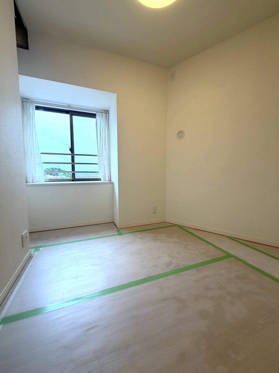【洋室/約4.0帖】廊下から出入り可能な独立性の高い洋室です。作業に集中しやすく、書斎や在宅ワークスペース・子供部屋など多用途にご活用いただけます。