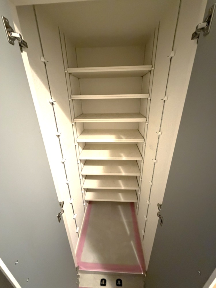 【玄関収納】奥行きのある玄関収納です。可動棚があり、縦の空間を無駄なく使用できます。ゴルフバッグなど高さのある物も保管することができます。
