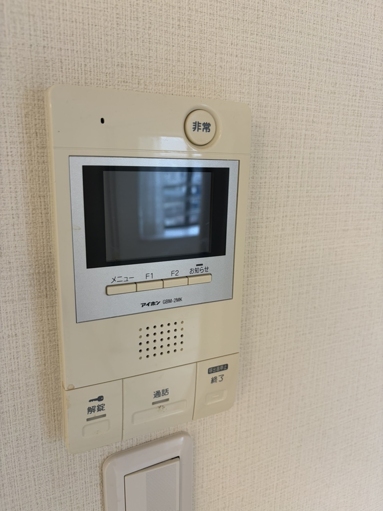 【TVモニター付きインターホン】来訪者の顔を確認できる、TVモニター付きインターホンが搭載されています。お子様のお留守番にもご活用いただけます。