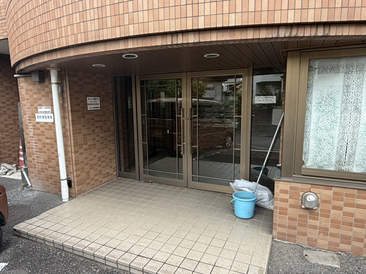 【エントランス】1995年2月築、新耐震基準のマンションです。株式会社ゼェックによる巡回管理が行われています。共用部は整然としており、管理の良さが窺えます。
