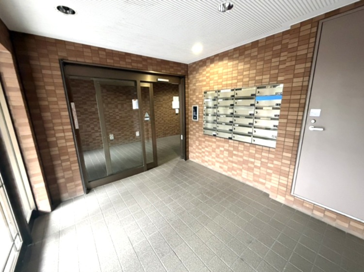 【その他共用部】オートロックシステムが採用されたマンションです。入居者以外の侵入対策に役立ち、防犯面に配慮されています。集合型のメールボックスが設置されています。