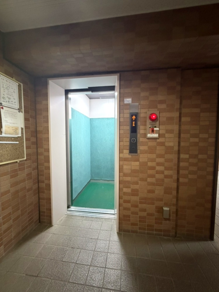 【エレベーター】スーツケースやベビーカー使用時でもスムーズにお部屋まで移動できます。2022年にエレベーター更新工事が行われています。