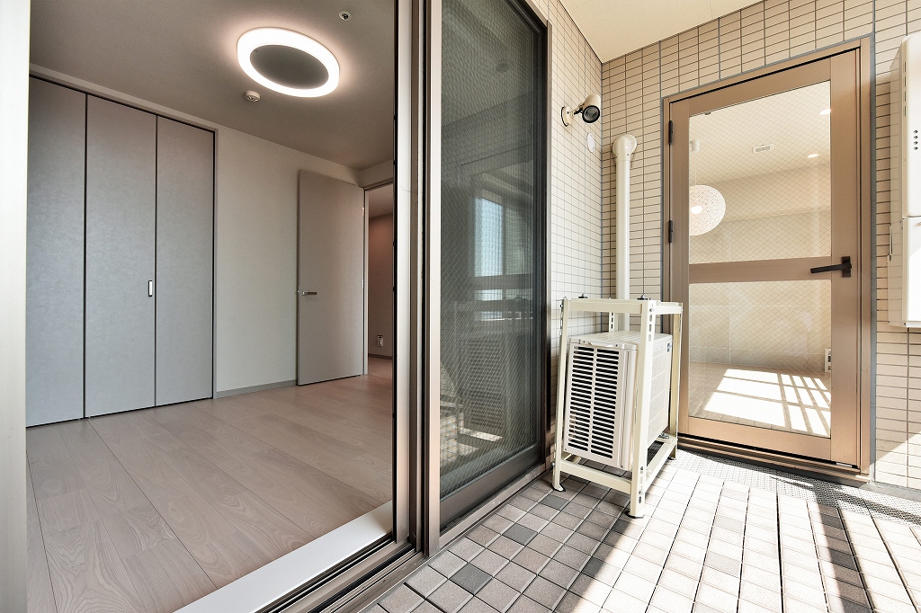 【バルコニー】南西向きにつき、夕方まで陽光がたっぷりと差し込みます。LDKと約5.7帖の洋室から出入り可能で、スムーズな洗濯動線が叶いそうです。