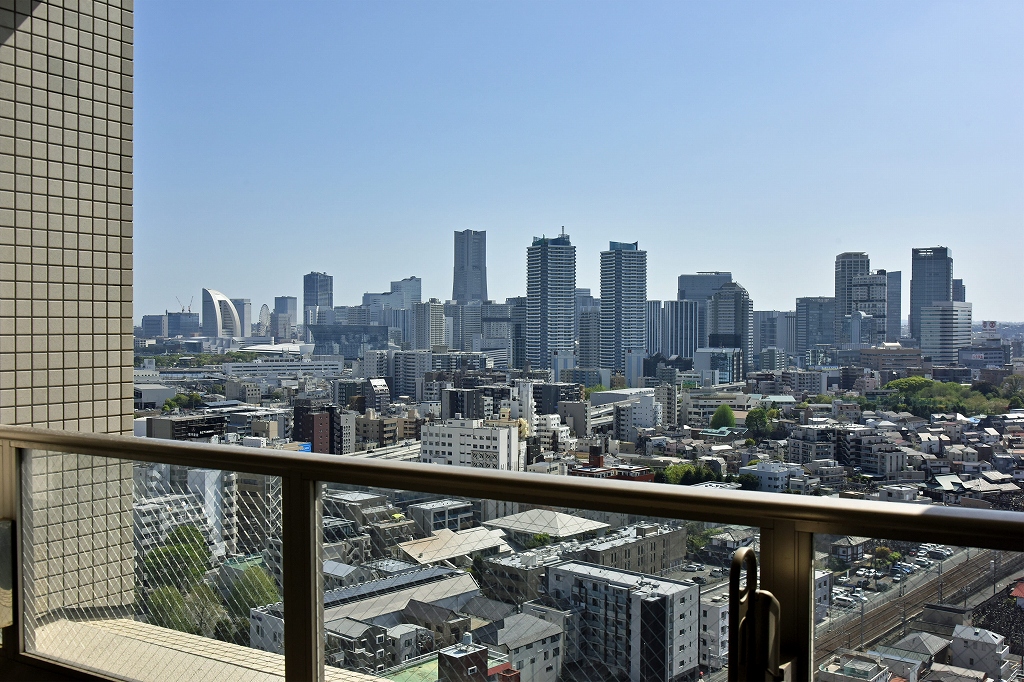 【バルコニーからの眺望】高層階ならではの開放的な景色を楽しめます。外からの視線が気にならず、プライバシーを確保しやすいのも嬉しいポイントです。※眺望は将来に渡って保証するものではありません。