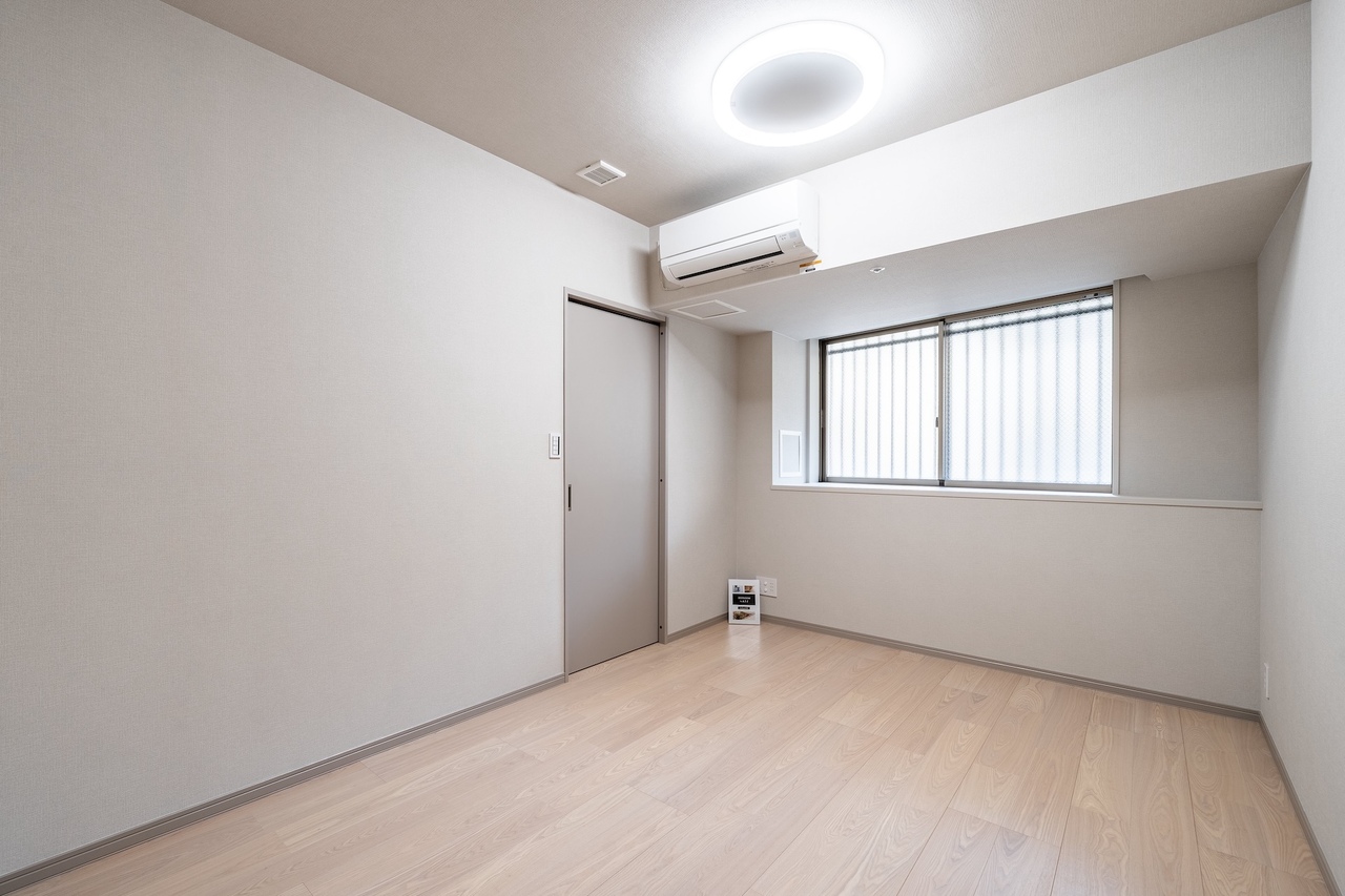 【洋室/約6.5帖】WICが備わっています。一番広い洋室ですので、主寝室としての利用もおすすめです。窓部分にカウンターがあり、お気に入りの小物やお花などを飾って楽しめます。