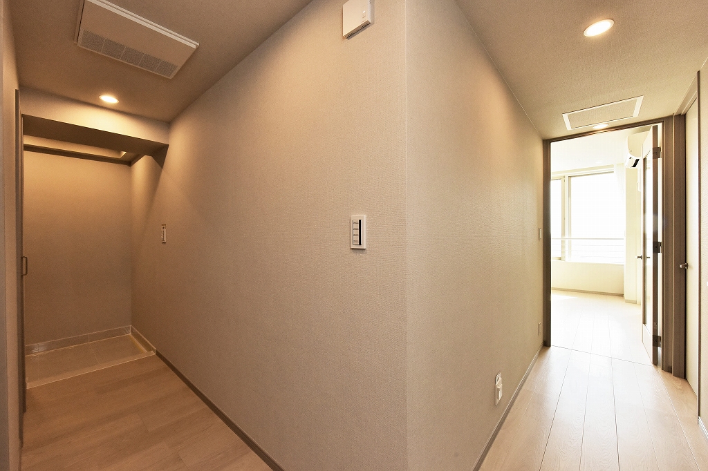 【廊下】玄関ドアを開けても外から居住空間が見えにくく、プライバシーに配慮したクランクイン設計。廊下に設置した収納は、日用品のストックやアウトドア用品の保管場所としても役立ちます。