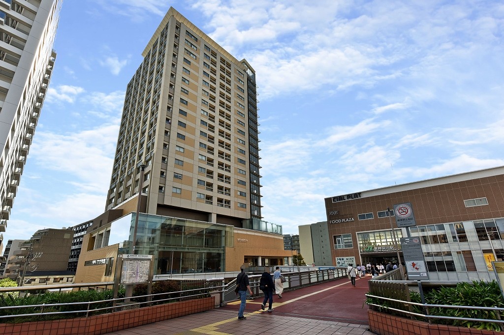 【現地外観写真】地下1階付き地上19階建、総112戸の大規模マンション。JR京浜東北線・横浜線「東神奈川」駅まで徒歩1分のほか、複数路線利用可能なロケーションです。詳細はお気軽にお問い合わせください！