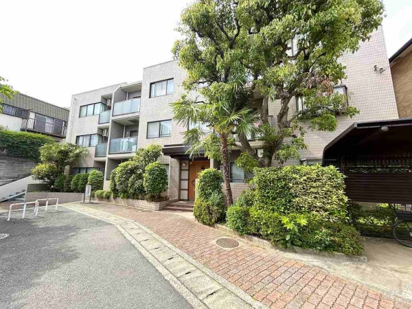 閑静な住宅街に位置する低層マンション