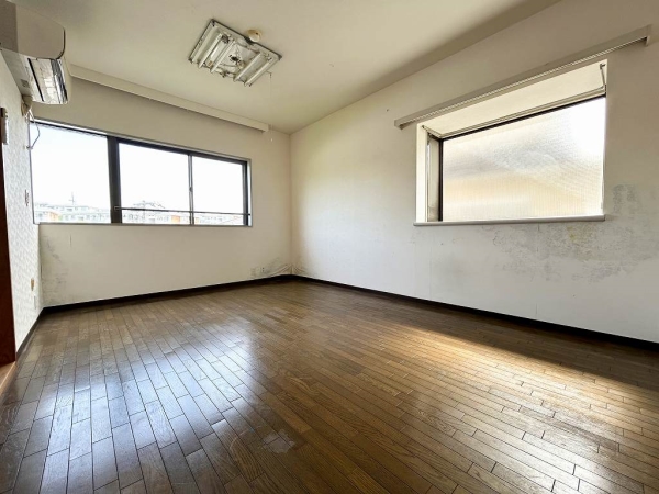 5階建て4階部分の角部屋になります