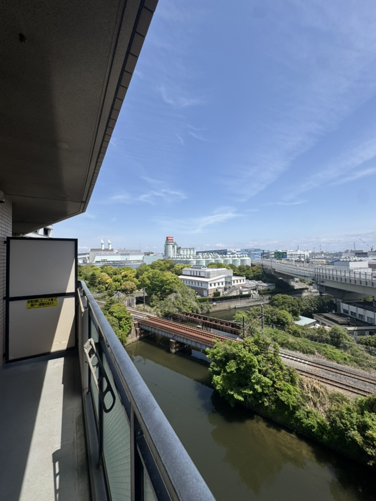 【住戸からの眺望写真(南東側)】視界を遮る高い建物がなく、開放感のある景色が広がります。夏には花火大会を望めます。※眺望は将来に渡って保証するものではありません。