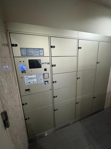 【宅配ボックス】共用部に宅配ボックスが設置されています。在宅・不在に関わらず、荷物の受け取りができ便利です。気軽にネットショッピングなどを楽しめます。