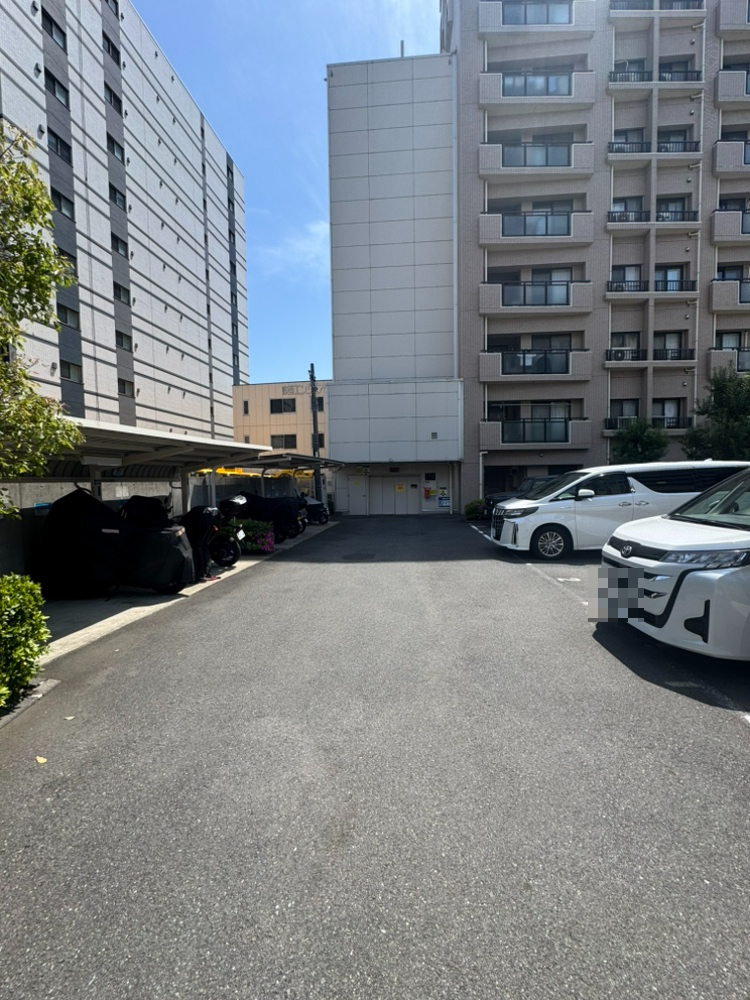 【駐車場】敷地内に、駐車場とバイク置場が設けられています。最新の空き状況・利用可能なサイズなど、詳細はお問い合わせくださいませ。