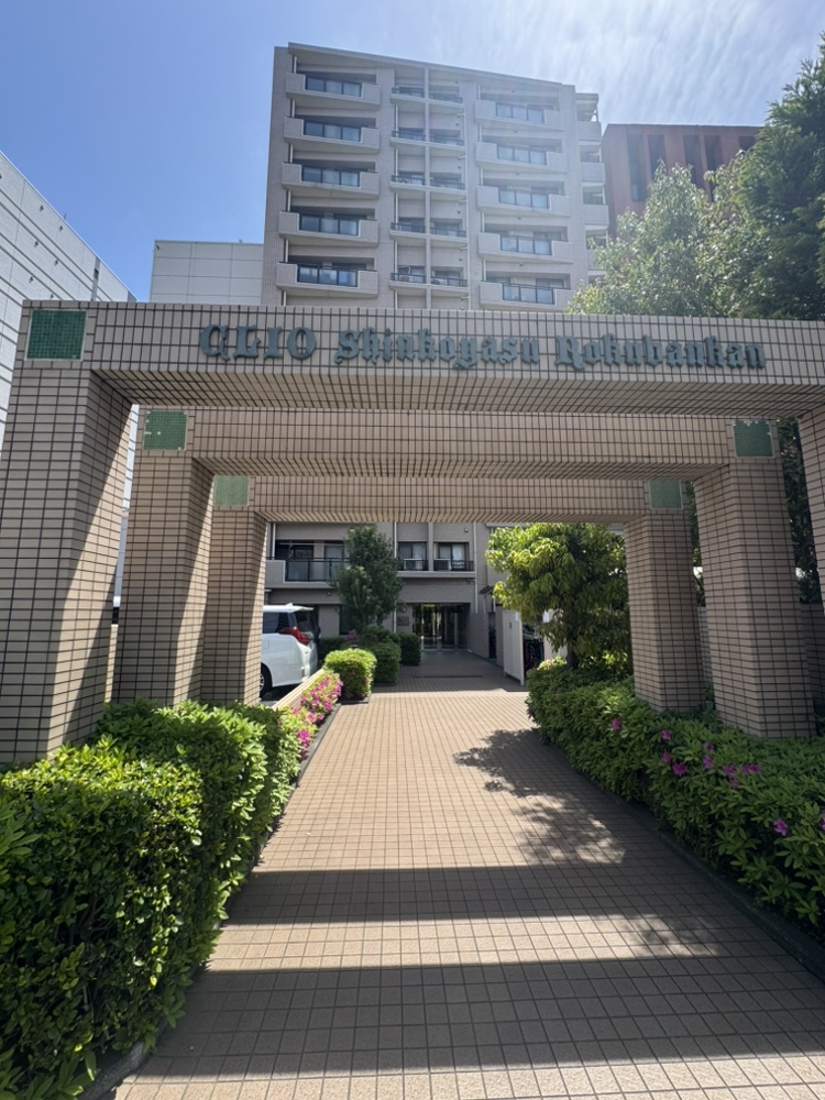 【現地外観写真】地上11階建・総戸数64戸のマンションです。JR京浜東北線「新子安」駅など2路線利用可能な立地。首都高速道路「子安IC」入口まで約200mの距離で、お車での移動もスムーズに行えます。