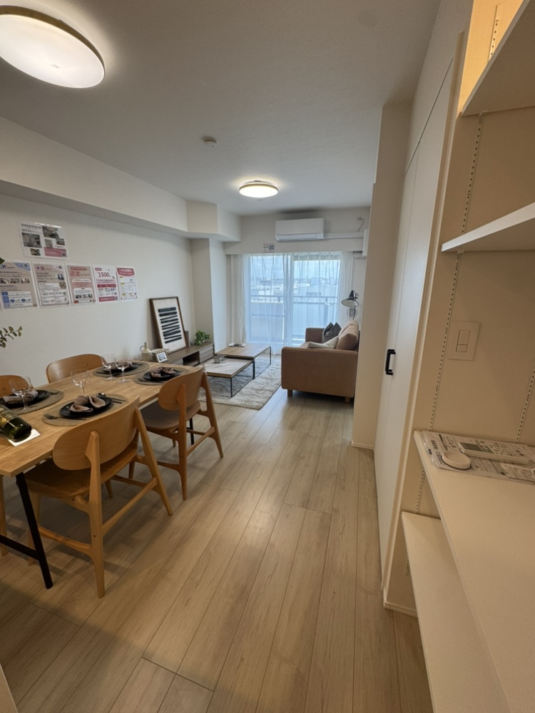 【LDK/約13.7帖】南東側から陽光がたっぷり差し込む、明るい空間です。縦長レイアウトのため、食事スペースと寛ぎスペースを分けることもできそうです。