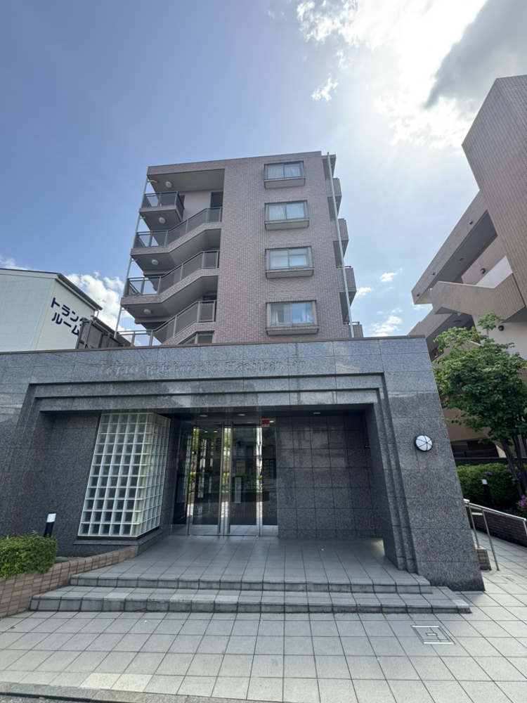 【クリオ片倉町八番館】地上6階建て3階部分、「3LDK」の南向き住戸です。横浜市営地下鉄ブルーライン「片倉町」駅まで徒歩6分。通勤・通学・お出かけに便利な立地です。