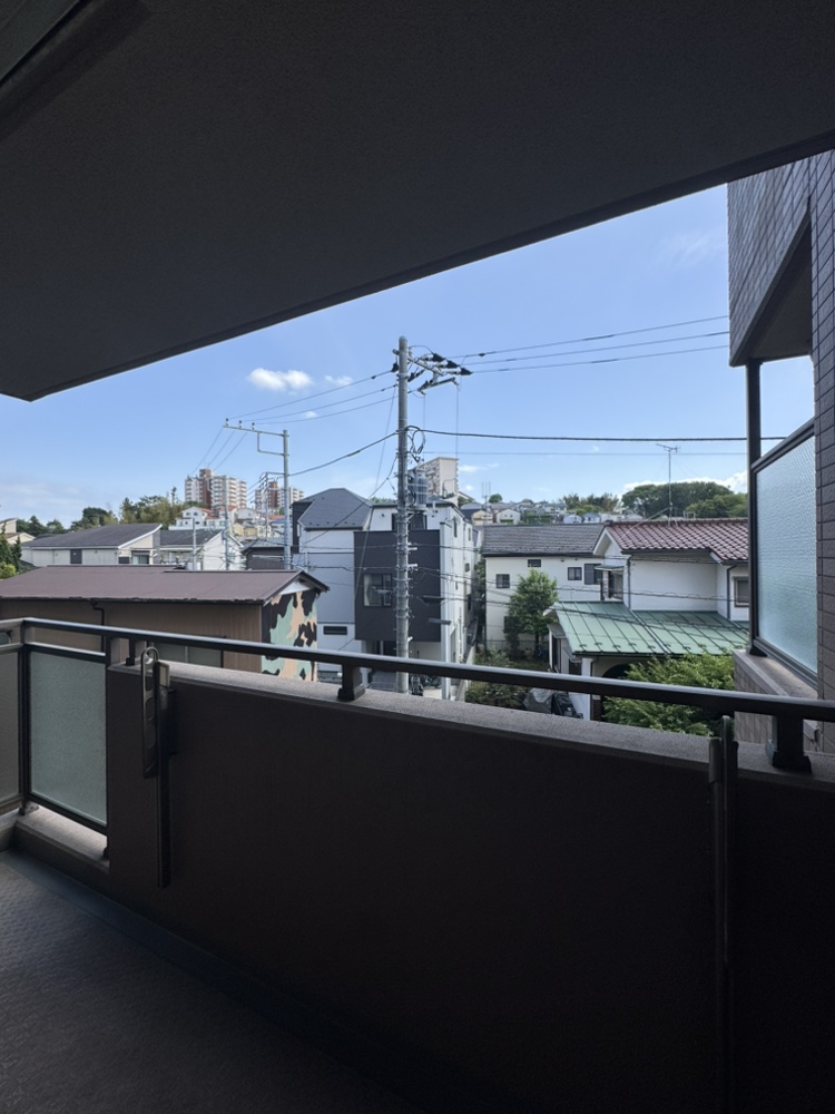 【眺望】地上3階部分、南向きバルコニーからの眺望です。周辺は教育施設や買い物施設がバランスよく点在し、利便性良好な住環境です。※眺望は将来に渡って保証するものではありません。