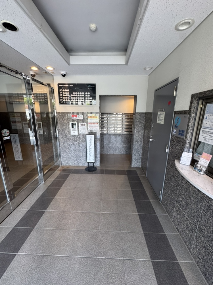 【エントランス】オートロック付きで、防犯面に配慮されたマンションです。共用部にはエレベーターや、不在時の荷物の受取りに便利な宅配ボックスが設置されています。