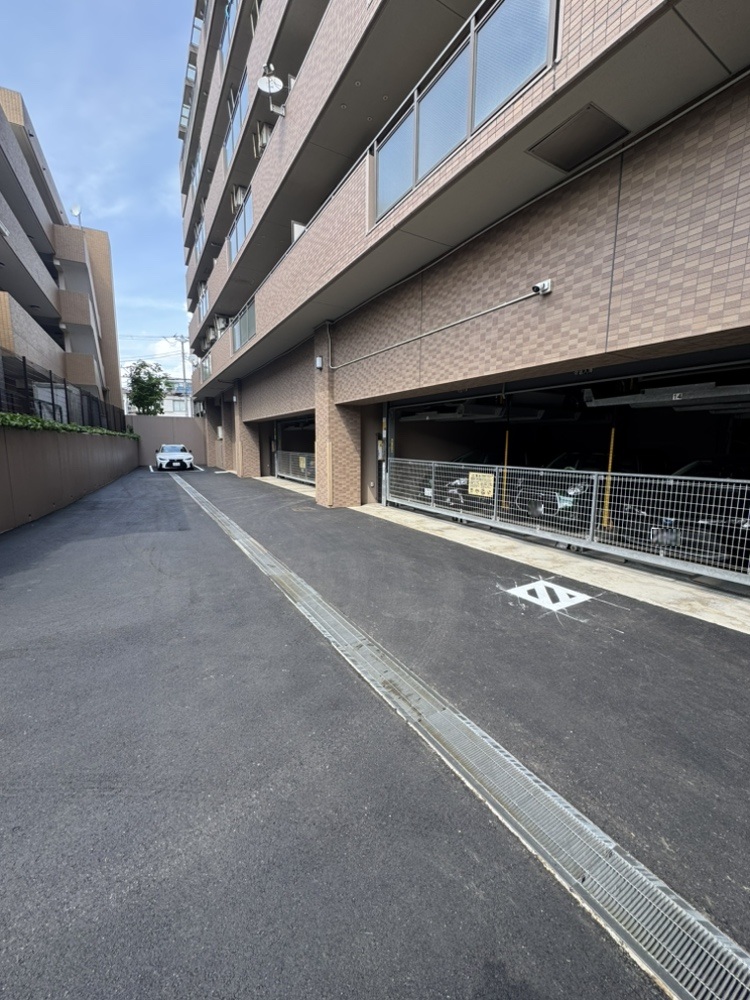 【駐車場】敷地内に設けられた機械式駐車場です。空き状況や使用料など、詳しくはお問い合わせください。