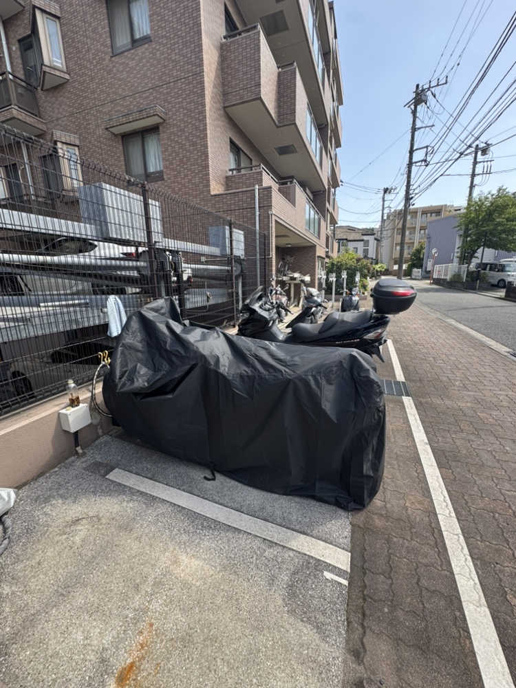 【バイク置き場】敷地内にバイク・ミニバイク置き場が設置されています。平面式のため移動がしやすいです。最新の空き状況はお問い合わせください。