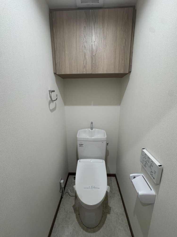 【トイレ】温水洗浄便座付きのトイレです。年間を通して、快適に使うことができます。吊戸棚付きなので、トイレットペーパーや掃除用品などを整頓できます。