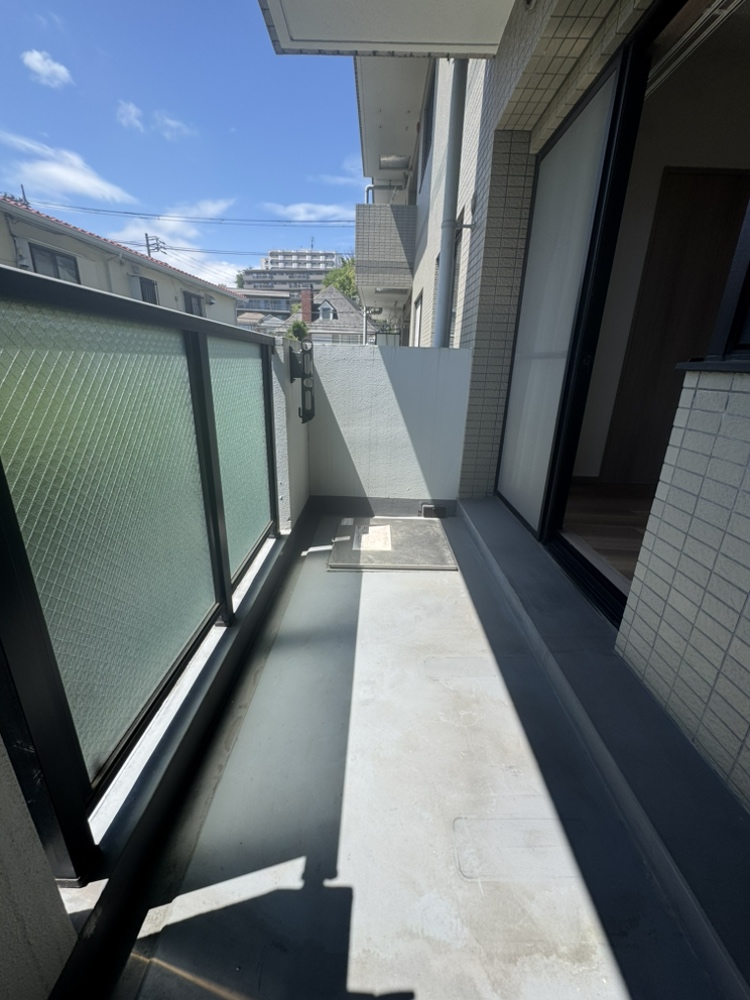 【バルコニー】物干し金物が備え付けられている、南西向きのバルコニーです。屋根があるので、雨や直射日光が室内へ入り込むのを軽減できます。