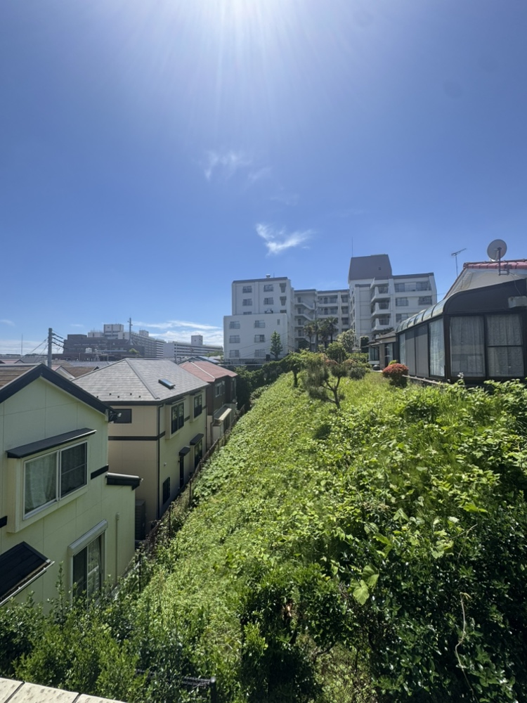 【住戸からの眺望】前面に日差しを遮る高い建物はありません。暖かな陽光が室内までたっぷり降り注ぎます。※眺望は将来に渡って保証するものではありません。