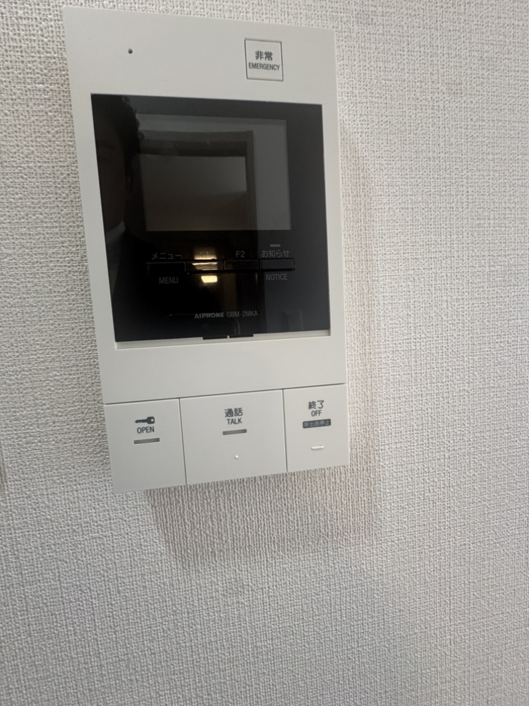 【モニター付きインターホン】非対面で会話が可能なモニター付きインターホンが設置されています。来訪者のお顔を確認してから対応することができ、防犯面でも心強い設備です。